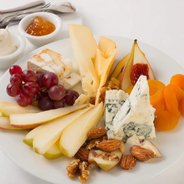 Vibrant cheese platter showcasing Cœur Passion, with colorful fruits and savory nuts ready to savor.