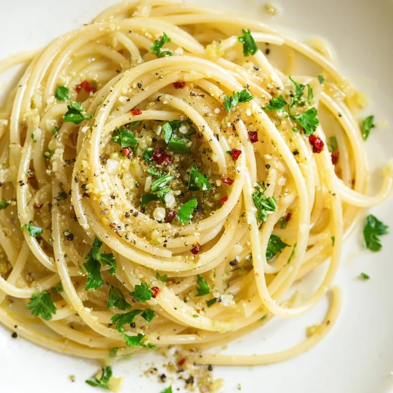 Fragrant Aglio e Olio Express Pasta, served with fresh parsley and Parmesan, a simple Italian delight.